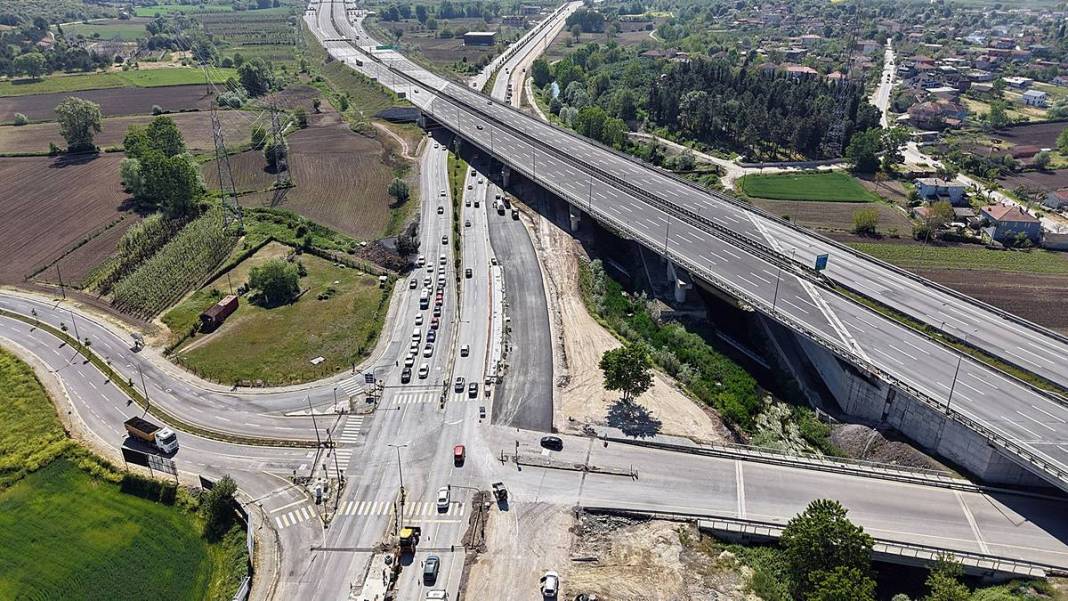 13 istasyonlu metrobüs hattında durak montajları başladı! Sakarya yollarının metrobüsle buluşmasına geri sayım 8